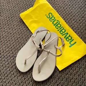 Havaianas Women's Brazil Classic Solid Flip Flop..